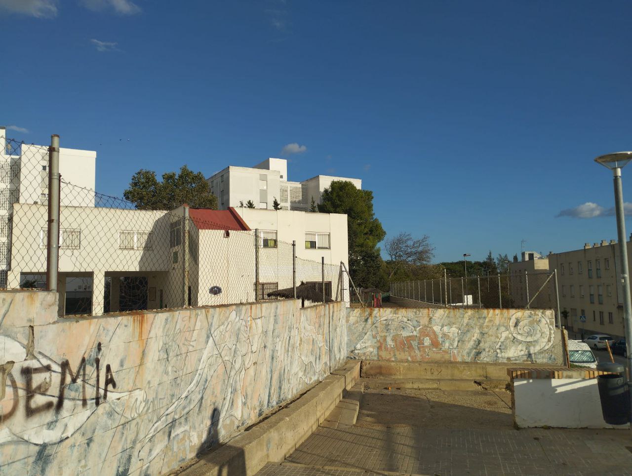 La Confluencia denuncia el estado lamentable en el que se encuentra el muro del edificio de infantil del CEIP Vallesequillo